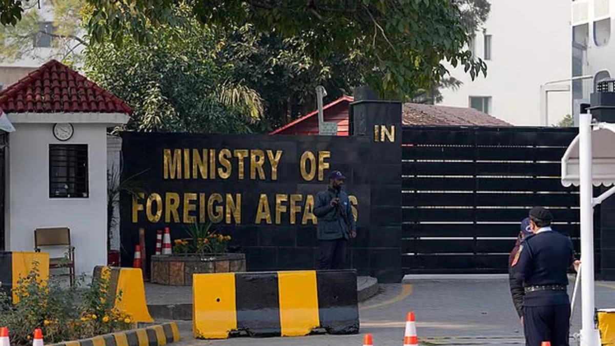 Entrance gate of the Ministry of Foreign Affairs in Islamabad with police on guard