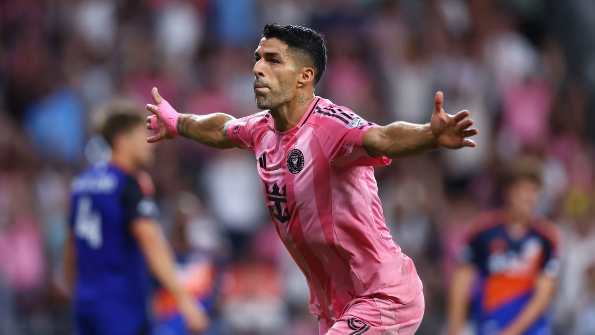 Luis Suarez celebrates in a pink Inter Miami kit as FC Cincinnati players look on