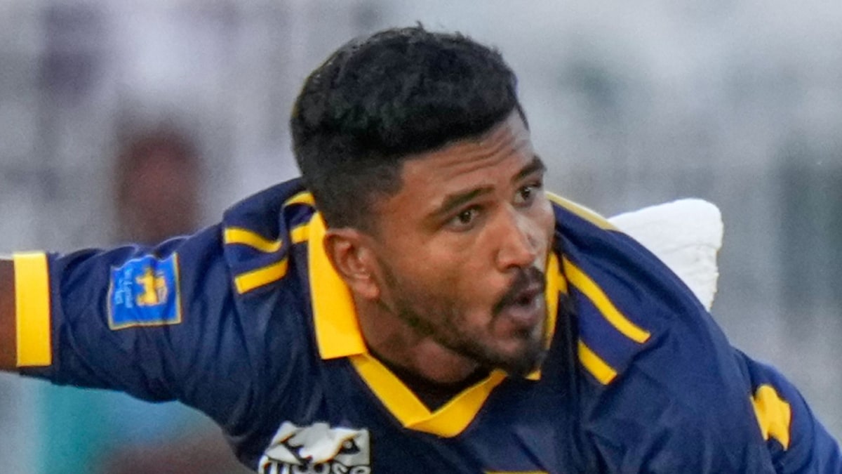 Sri Lanka fast bowler Dilshan Madushanka in his delivery stride