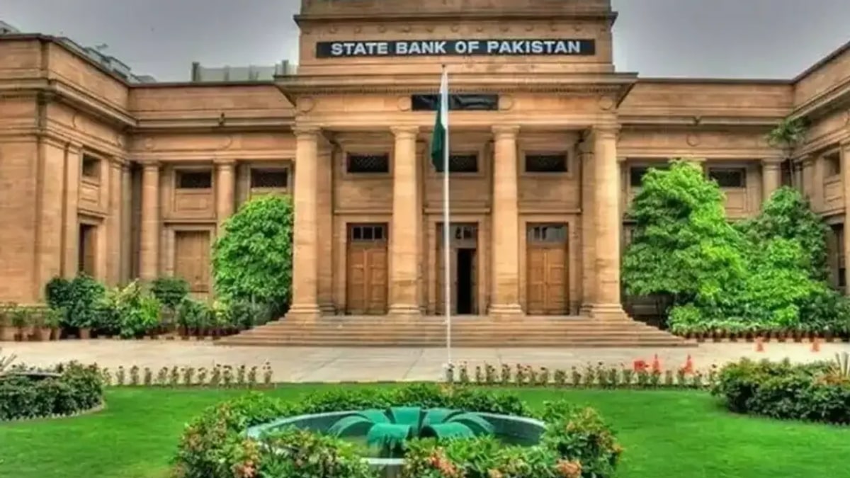 The State Bank of Pakistan's head office building in Karachi with the national flag in front