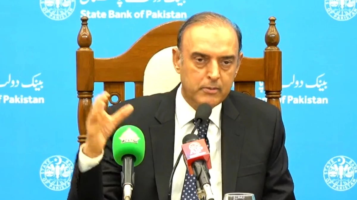 SBP Governor Jameel Ahmad speaking at a press conference at the State Bank of Pakistan