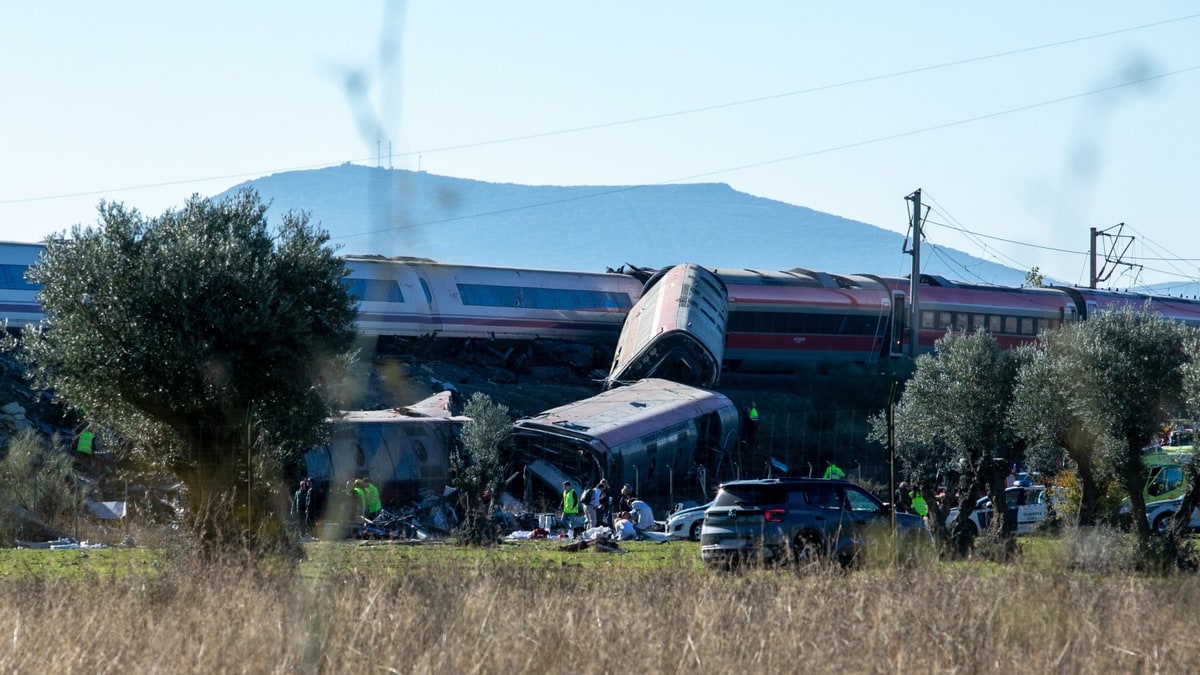 Derailed high-speed train carriages beside the track near Urda, Toledo, with rescue workers and vehicles nearby